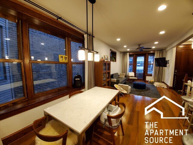 Building Photo - 1019 W Oakdale Ave