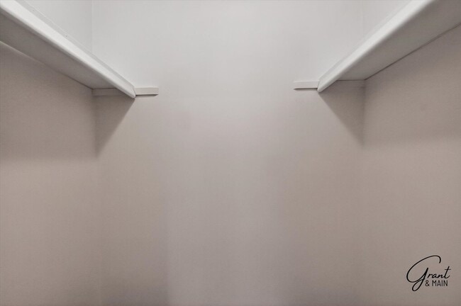 Building Photo - $1550 2 bedroom town house