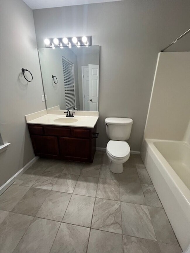 Building Photo - 3 Bedroom, 2.5 Bathroom in Lexington!