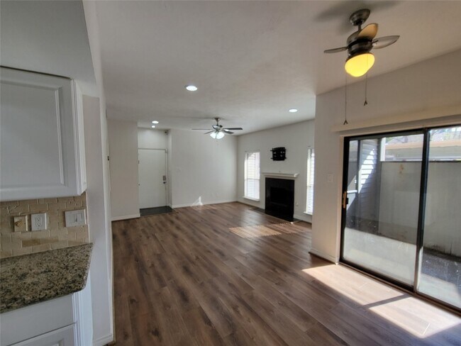 Building Photo - 2025 Augusta Dr