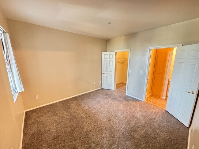 Building Photo - Beautiful 2 bedroom 2 bath condo