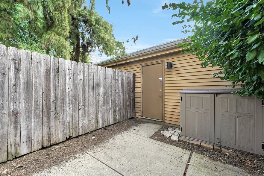 Building Photo - 992 Neil Ave