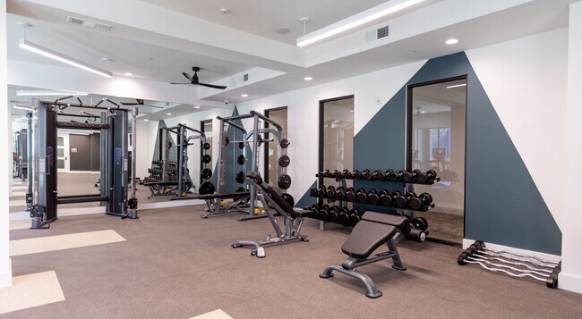 Building Photo - Luxe Living + $750 Gift Card Special!