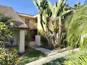 Building Photo - Spacious Upstairs Unit in Convenient Location!