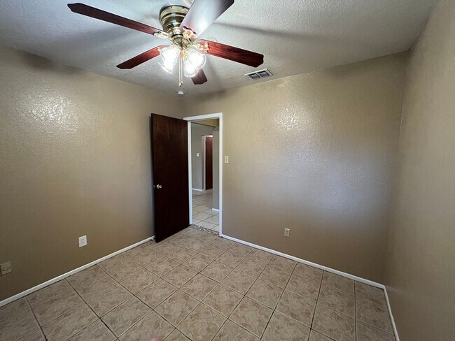 Building Photo - 2118 Meadowgrove Dr