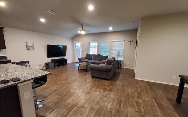 Building Photo - 22619 Castello Lakes Dr