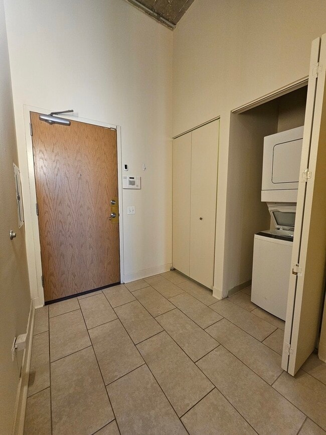 Building Photo - 320 E 21st St