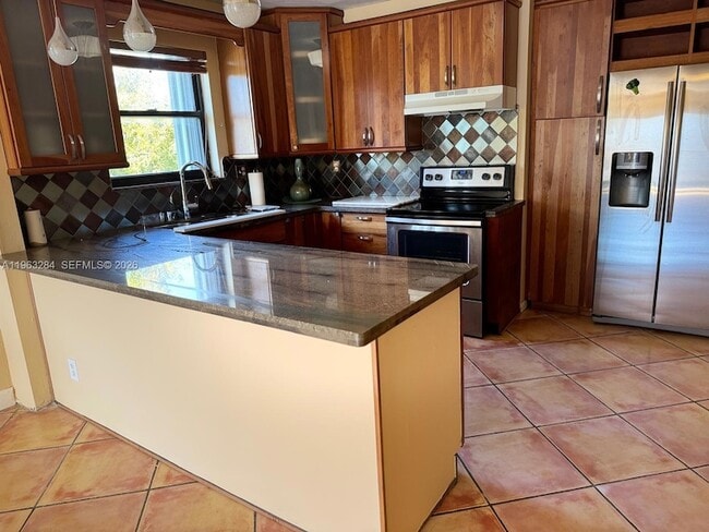 Building Photo - 1900 Diana Dr