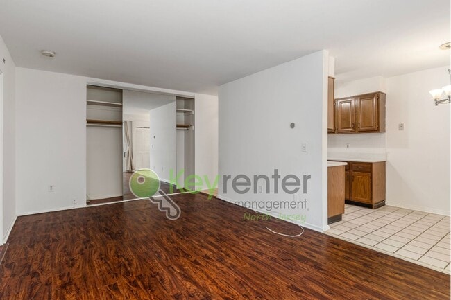 Building Photo - 456 A River Rd