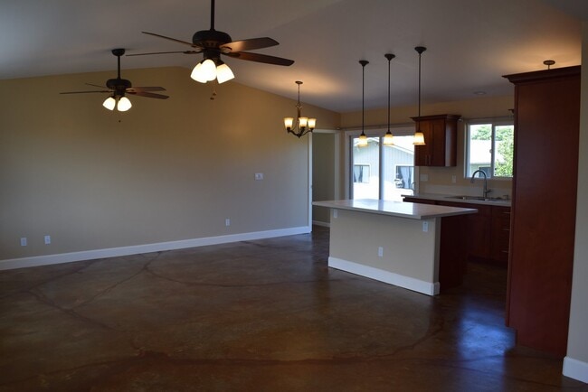Building Photo - 1767 Kilauea Ave