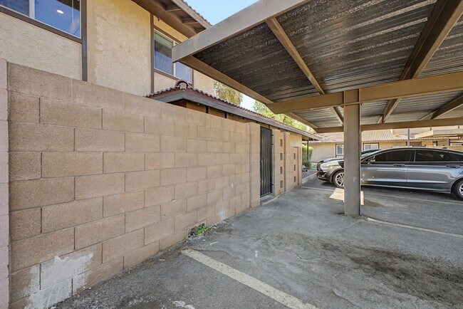 Building Photo - Remodeled 3BR End Unit Townhome in South Tempe | Private Yard + Covered Parking