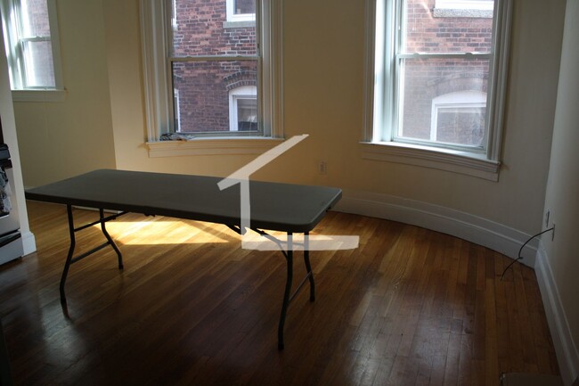 Building Photo - Great Brookline 4 Bed Apartment
