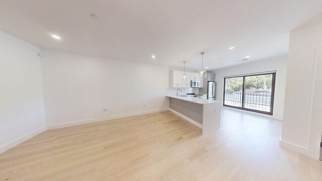 Primary Photo - 52 Withington St