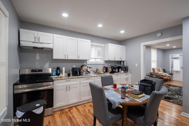 Building Photo - 138 Main St