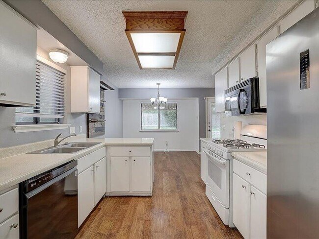 Building Photo - 10906 Meadgreen Ct