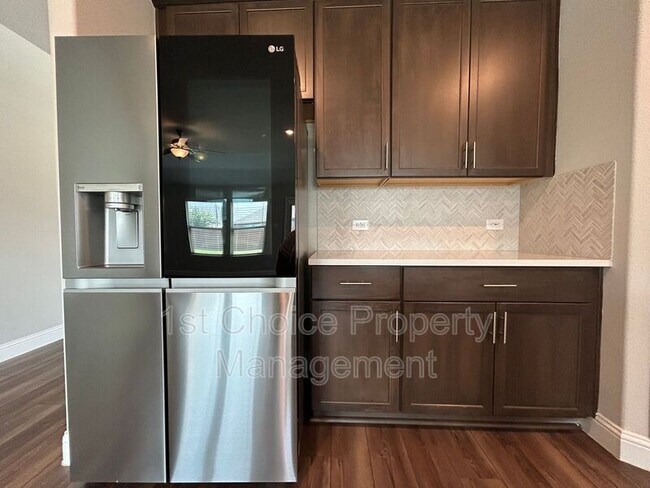 Building Photo - 2101 Sun Star Dr