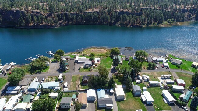 Building Photo - Luxury secondary Lake Property offering 3 beds 2.5 baths and bonus space