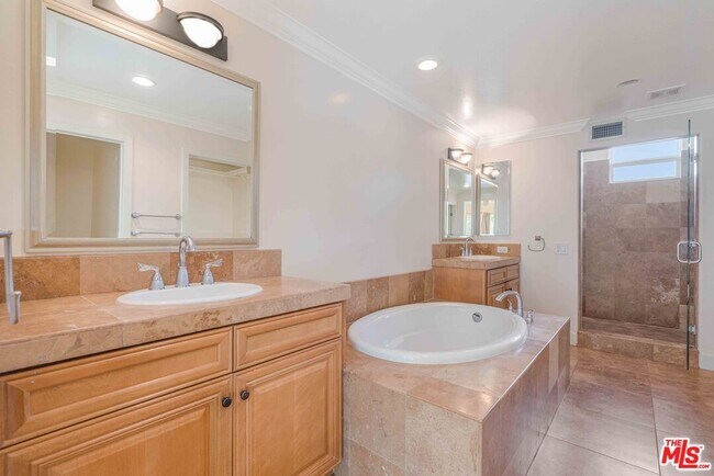 Building Photo - 5800 Seawalk Dr