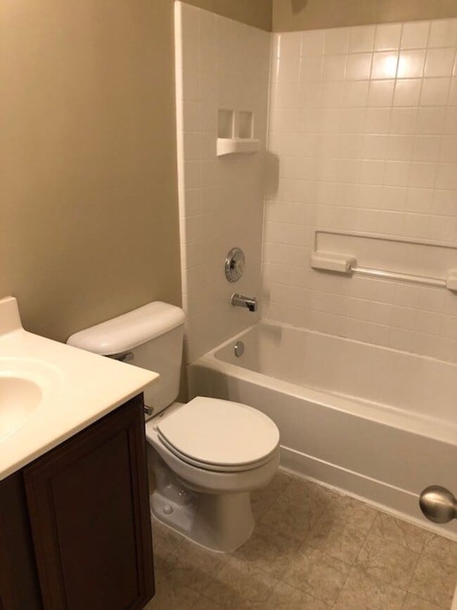 Building Photo - Brentwood Townhome For Lease