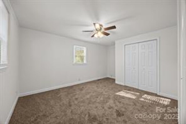 Building Photo - Remodeled Bungalow 3b,2ba, fenced yard - C...