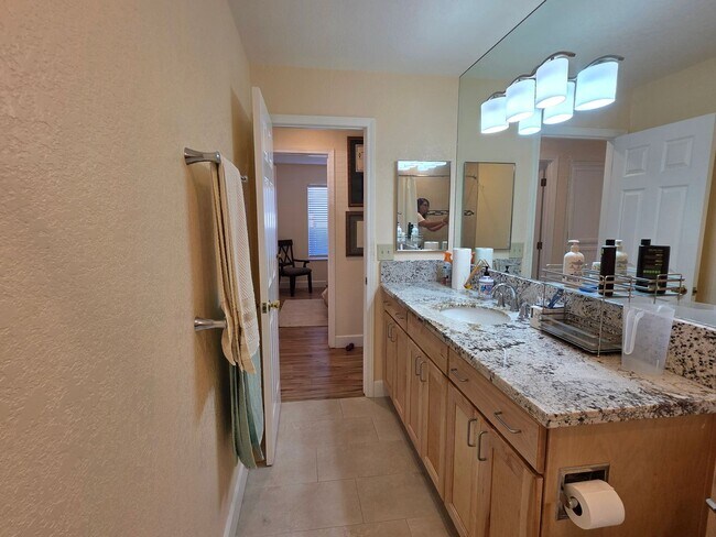 Building Photo - Northwest 4 bedroom, 2 bath with AMAZING V...