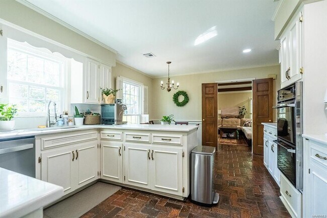 Building Photo - 2925 Fernway Dr