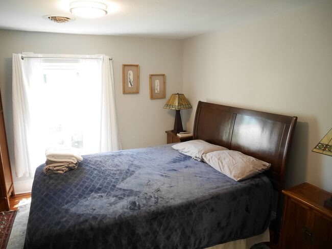 Building Photo - Charming 3-Bedroom Home in Cambridge – Ste...