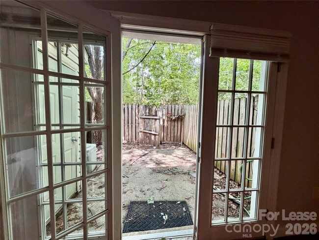 Building Photo - 1207 Green Oaks Ln