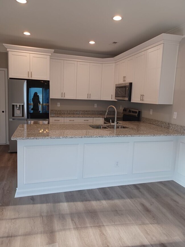 Building Photo - Newly Constructed 5 Bedroom Home in Hampton