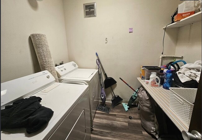 Building Photo - 1016 Drake Dr