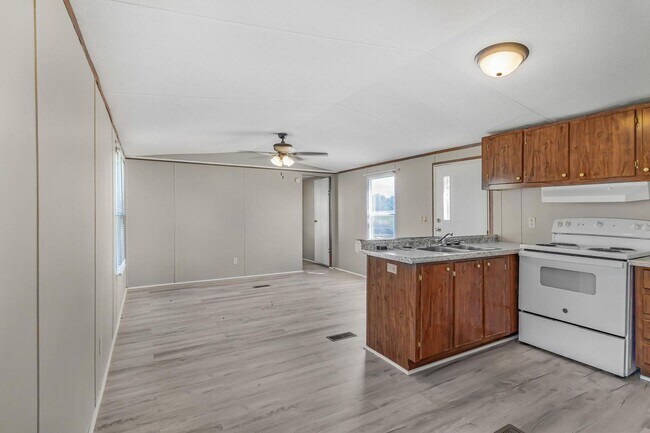 Building Photo - 534 SE 650th Rd