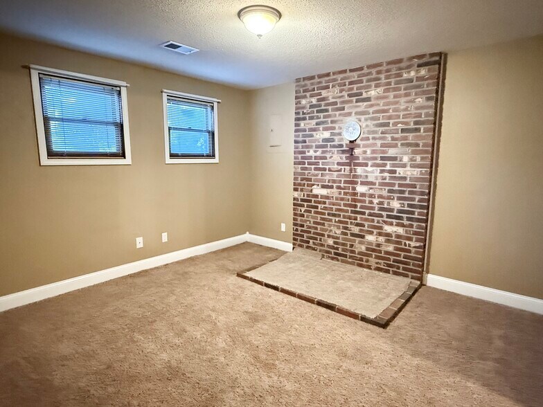 Building Photo - 2317 Independence Ct