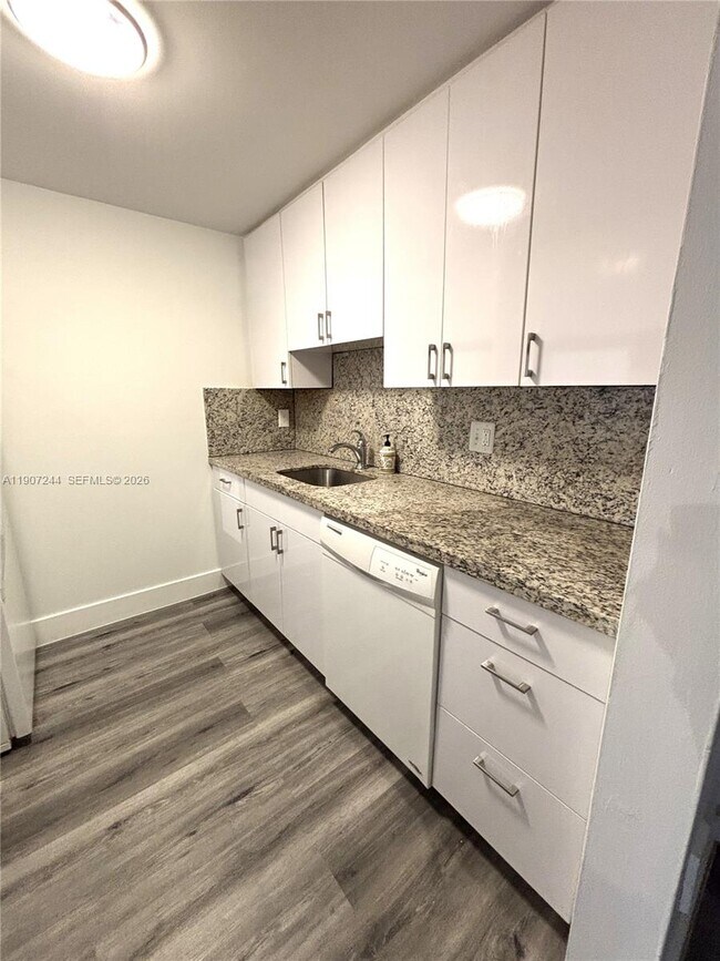 Building Photo - 14321 N Kendall Dr