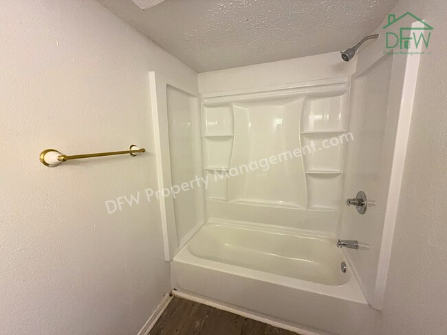 Building Photo - 3 Bed / 2 Bath Townhome - Fenced Yard, Community Pool, Washer & Dryer Included | Irving 75038