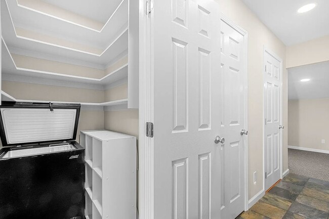 Building Photo - Darling cottage nestled in the woods near Holiday Market in Pleasant Valley!