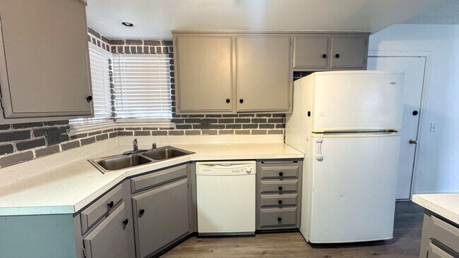 Building Photo - 50 Shadow Ln