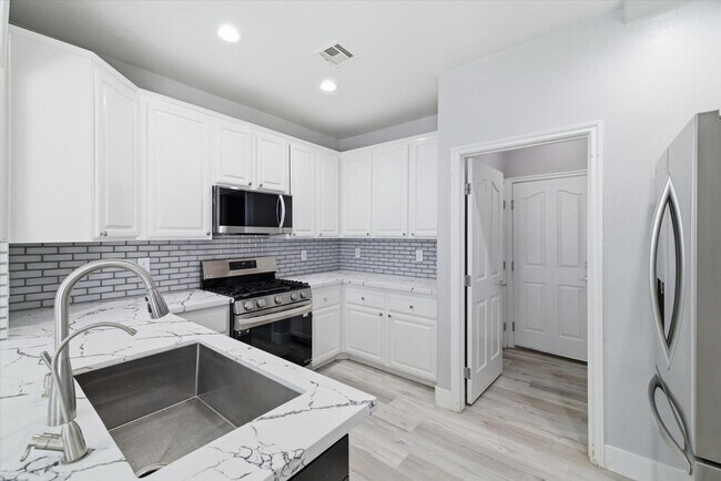 Building Photo - 972 Prestwick St