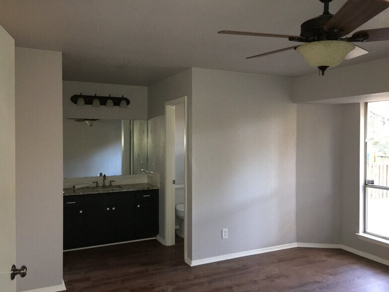Building Photo - 2400 Dijon Dr