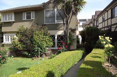 Building Photo - 10316 Almayo Ave