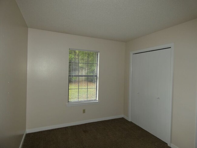 Building Photo - 3864 Oakus Dr
