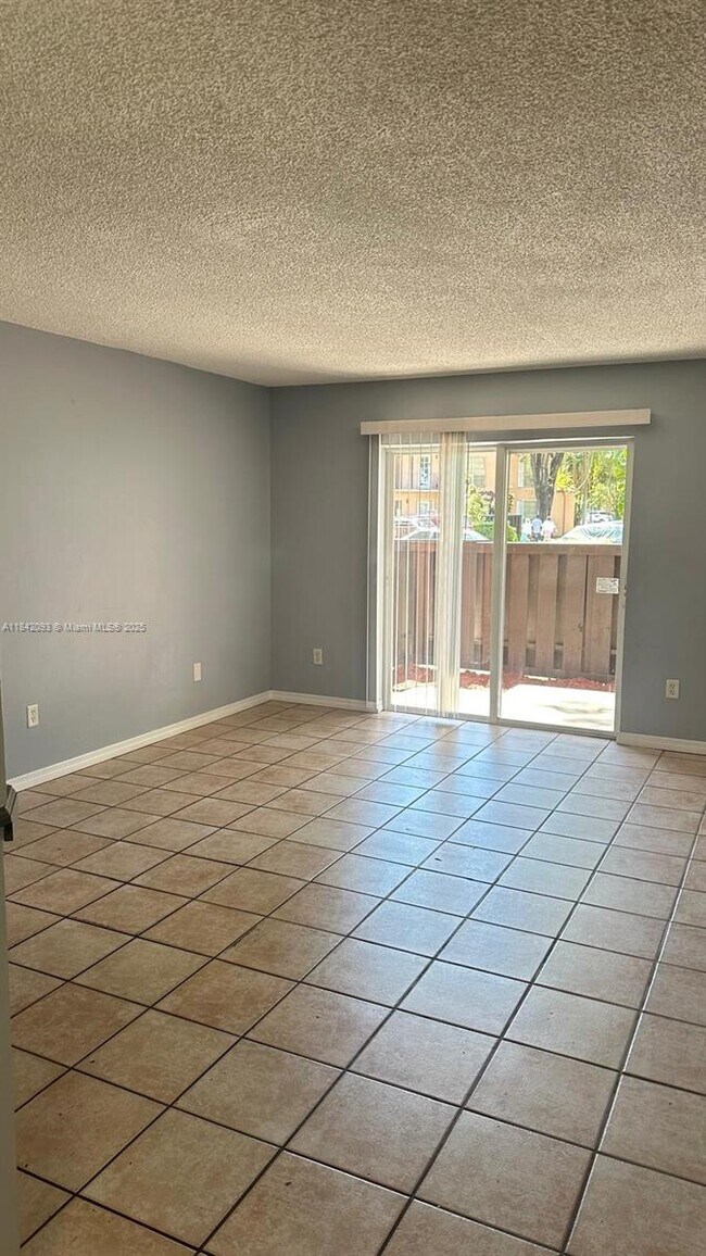 Building Photo - 10780 N Kendall Dr
