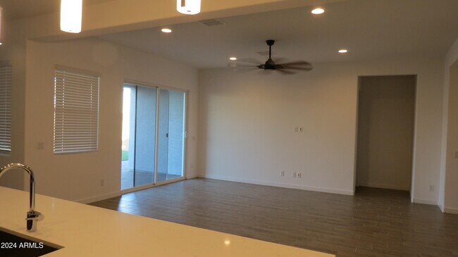 Building Photo - 7710 W Jackrabbit Ln