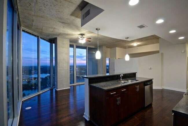 Building Photo - 360 Nueces St