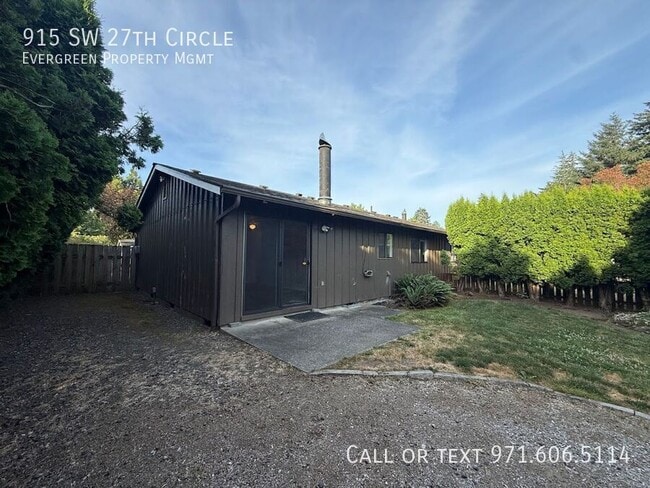 Building Photo - 915 SW 27th Cir