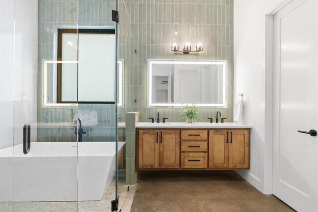 Building Photo - 603 E 47th St