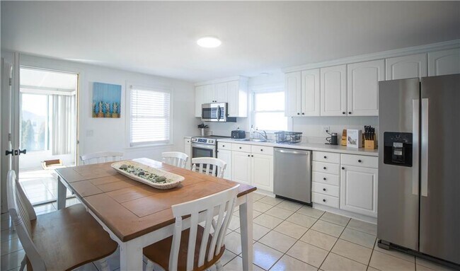 Building Photo - 19-21 Crest St