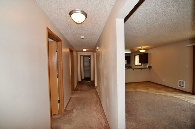Building Photo - 2 bed 1 bath apartment (4plex building)