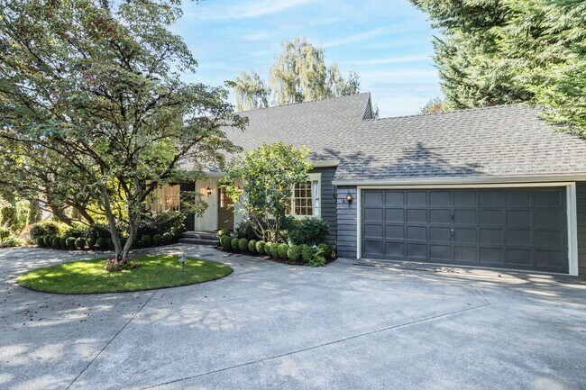 Building Photo - 4527 SW 29th Ave