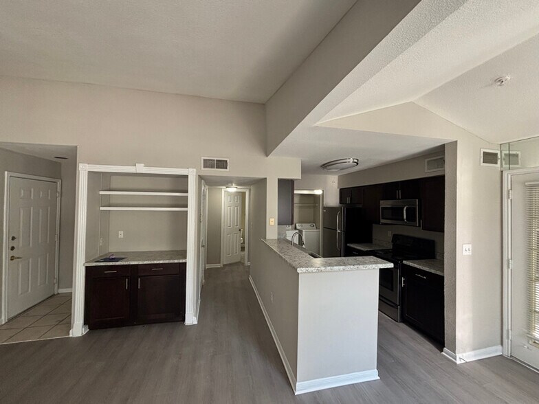 Building Photo - 1011 Wonder World Dr