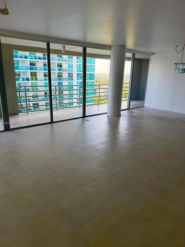 Building Photo - 2025 Brickell Ave